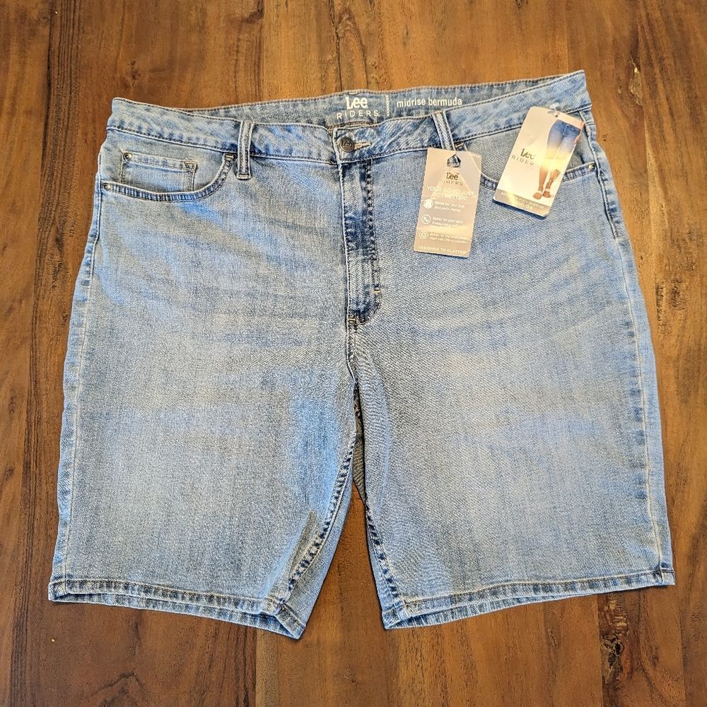 NWT Women's Lee Riders Midrise Bermuda Shorts Light Wash Size 20